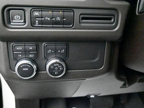 Used 2023 GMC Yukon XL SLT AWD/4WD image 12