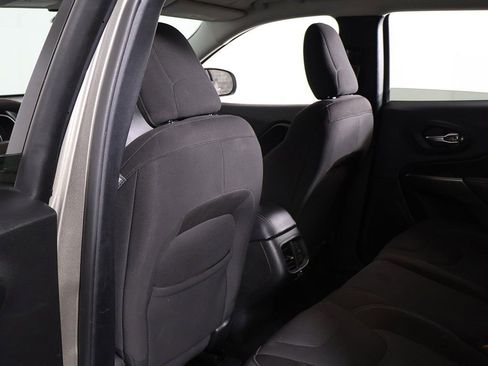 Used 2021 Jeep Cherokee Latitude AWD/4WD image 23