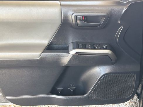 Used 2020 Toyota Tacoma SR5 AWD/4WD image 3