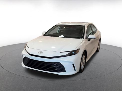 Used 2025 Toyota Camry LE image 7