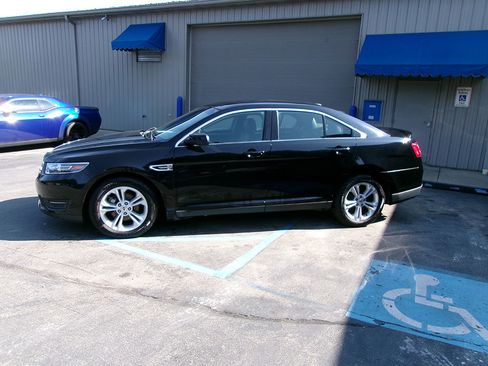 Used 2017 Ford Taurus SEL image 3