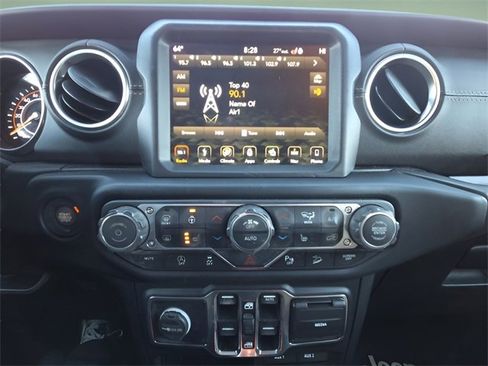 Used 2019 Jeep Wrangler Unlimited Sahara image 32