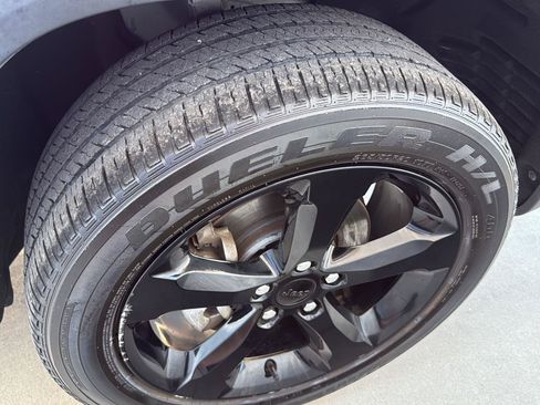Used 2023 Jeep Grand Cherokee Altitude AWD/4WD image 13