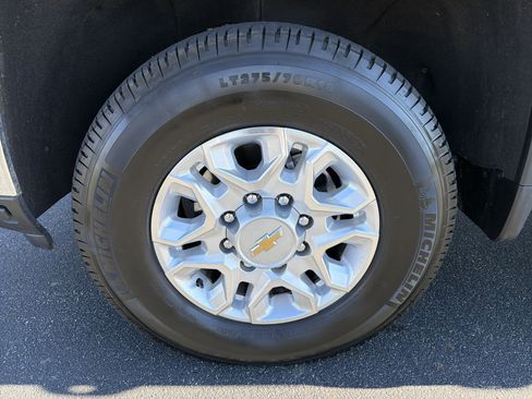 Used 2025 Chevrolet Silverado 2500 LTZ w/ LTZ Convenience Package image 11