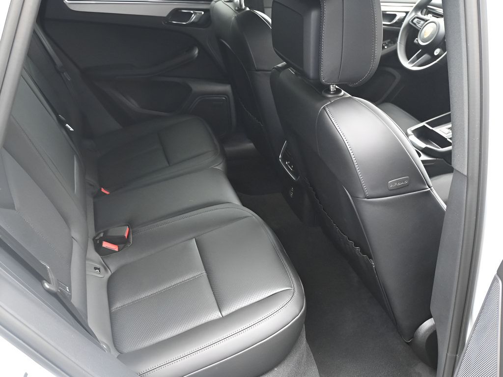 Certified 2026 Porsche Macan AWD/4WD image 10