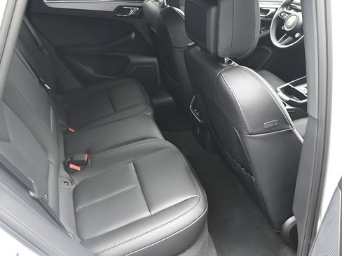 Used 2026 Porsche Macan AWD/4WD image 10