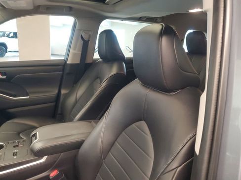 Used 2023 Toyota Highlander XLE image 18