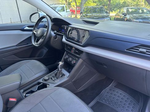 Used 2022 Volkswagen Taos SE w/ Panoramic Sunroof Package AWD/4WD image 9