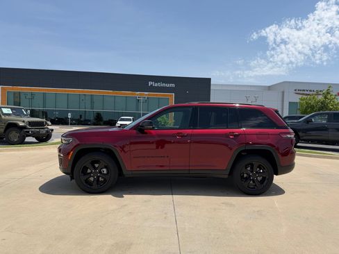 Used 2025 Jeep Grand Cherokee Limited w/ Luxury Tech Group II AWD/4WD image 2