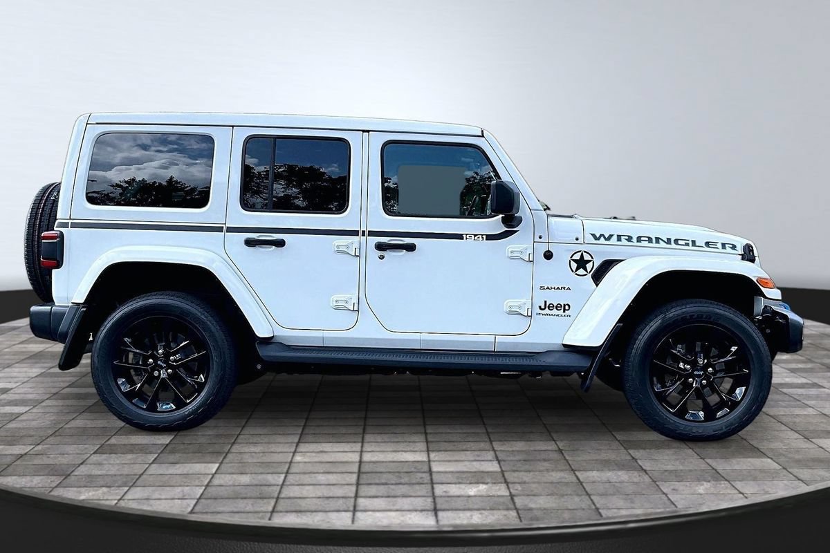 Used 2023 Jeep Wrangler Unlimited Sahara w/ Cold Weather Group AWD/4WD image 8