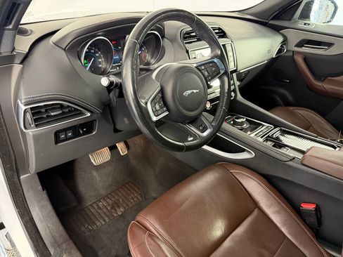 Used 2018 Jaguar F-PACE S image 4