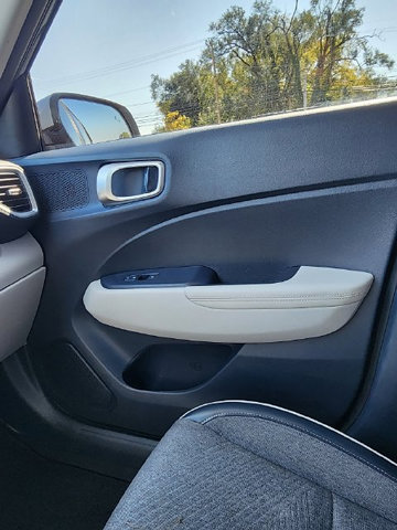 Used 2021 Hyundai Venue FWD image 5