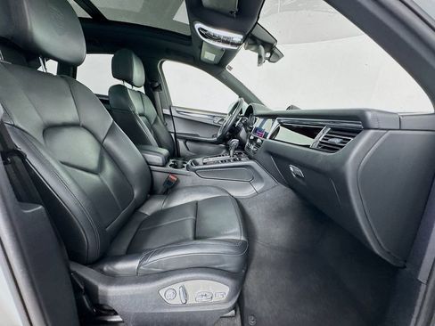Used 2022 Porsche Macan w/ Premium Package Plus AWD/4WD image 25