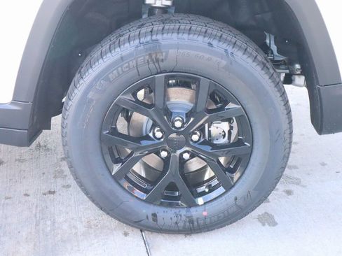 New 2025 Jeep Grand Cherokee Altitude image 19