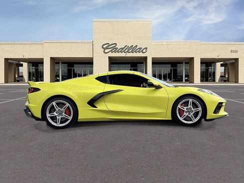 Used 2022 Chevrolet Corvette Stingray Premium Cpe w/ Z51 Performance Package RWD image 4