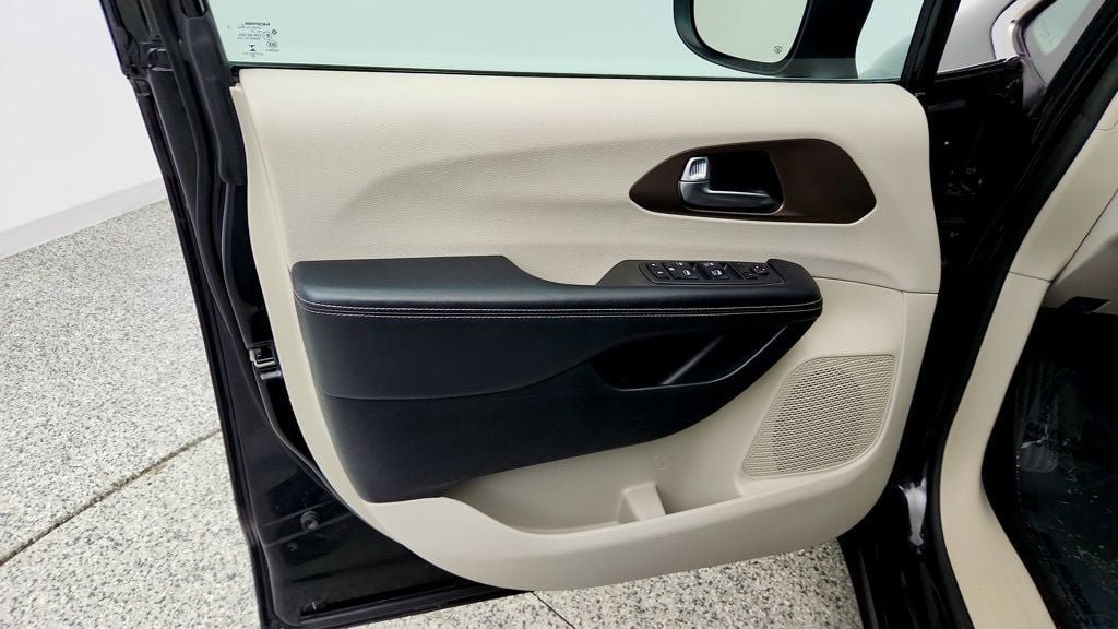Used 2021 Chrysler Voyager Lxi FWD image 10