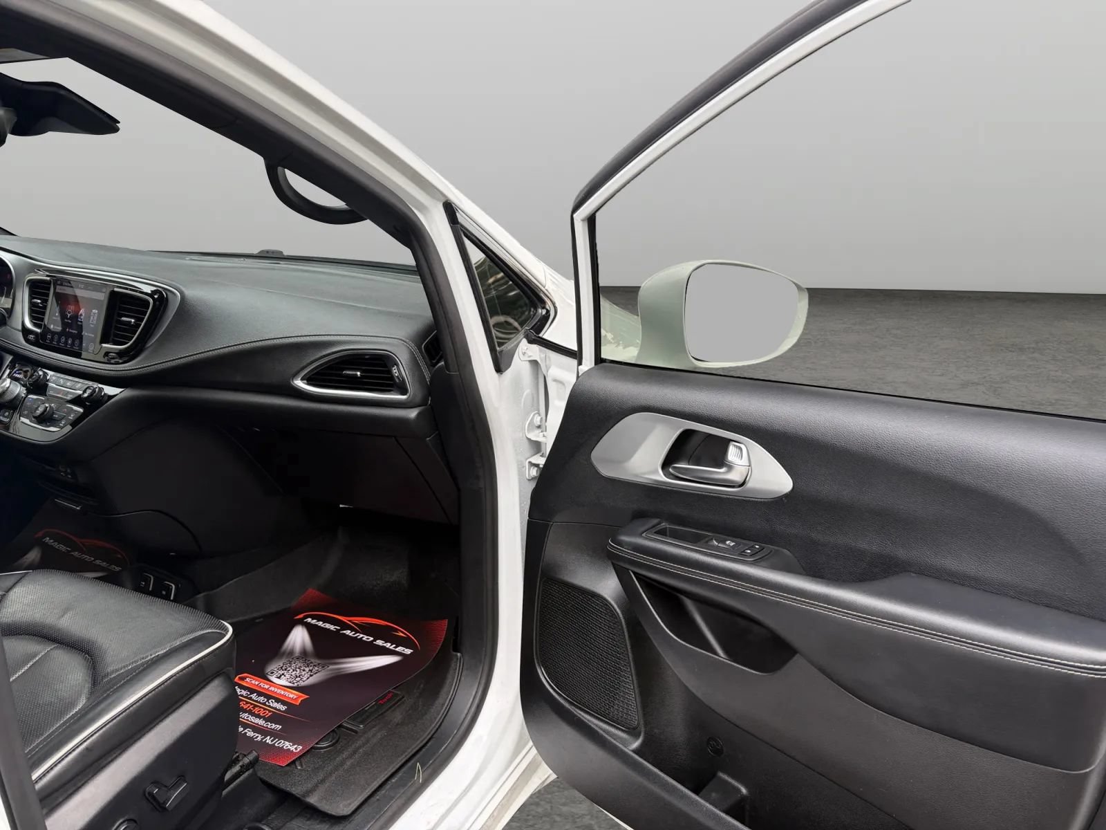 Used 2019 Chrysler Pacifica Limited w/ Advanced Safetytec Group FWD image 21