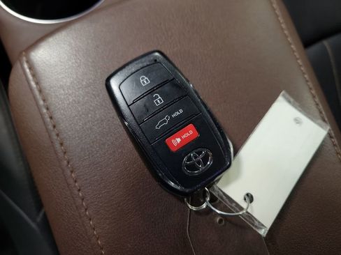 Used 2024 Toyota Venza Limited AWD/4WD image 15