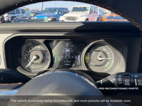 Used 2024 Jeep Wrangler Unlimited Sahara w/ Technology Group AWD/4WD image 16