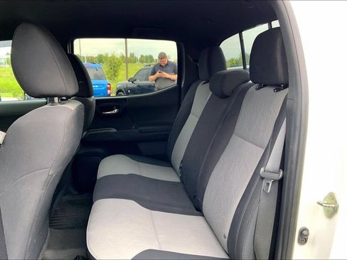 Used 2020 Toyota Tacoma TRD Sport w/ Exterior Package AWD/4WD image 11