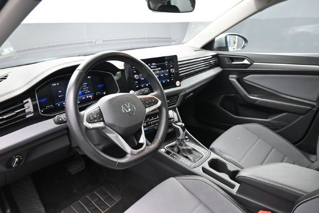 Used 2025 Volkswagen Jetta SE FWD image 13