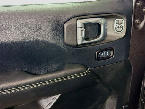 Used 2018 Jeep Wrangler Unlimited Sahara AWD/4WD image 19