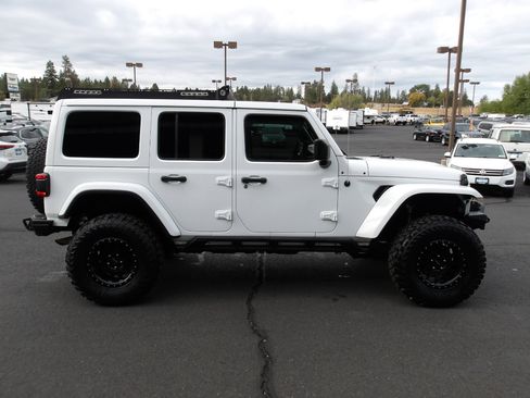 Used 2019 Jeep Wrangler Unlimited Sahara image 6