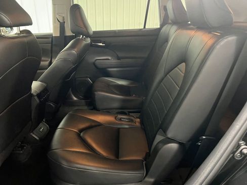 Used 2023 Toyota Highlander XLE image 6