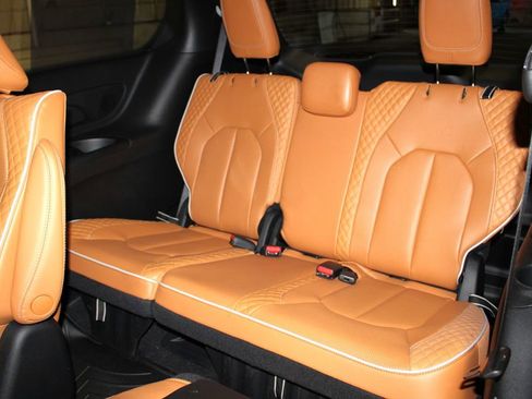 Used 2023 Chrysler Pacifica Pinnacle image 27