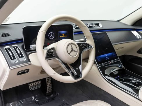 Used 2025 Mercedes-Benz S 580 4MATIC Sedan image 2