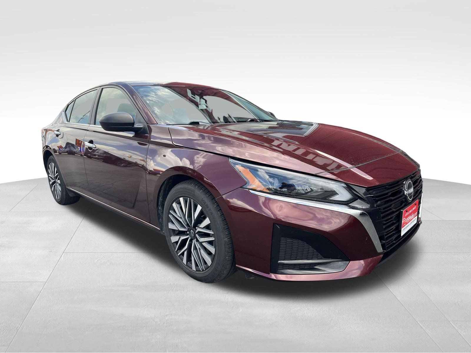 Used 2024 Nissan Altima 2.5 SV FWD image 3