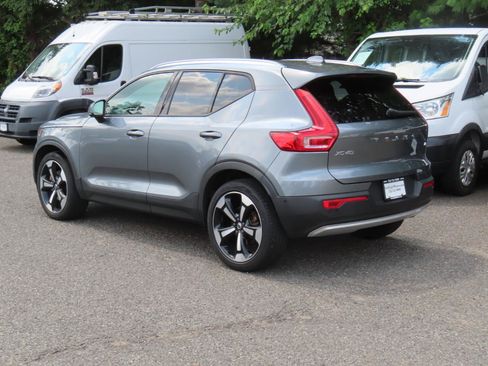 Used 2019 Volvo XC40 T4 Momentum FWD image 2