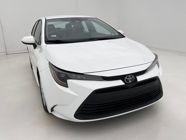Used 2023 Toyota Corolla LE w/ LE Convenience Package FWD image 3