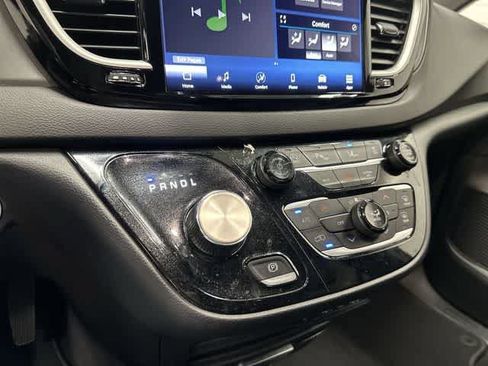 Used 2025 Chrysler Pacifica Select FWD image 24