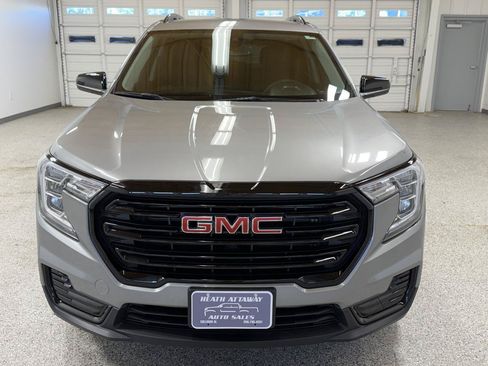 Used 2024 GMC Terrain SLE w/ Driver Convenience Package FWD image 3