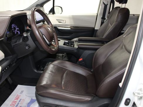 Used 2021 Toyota Sienna Platinum AWD/4WD image 17