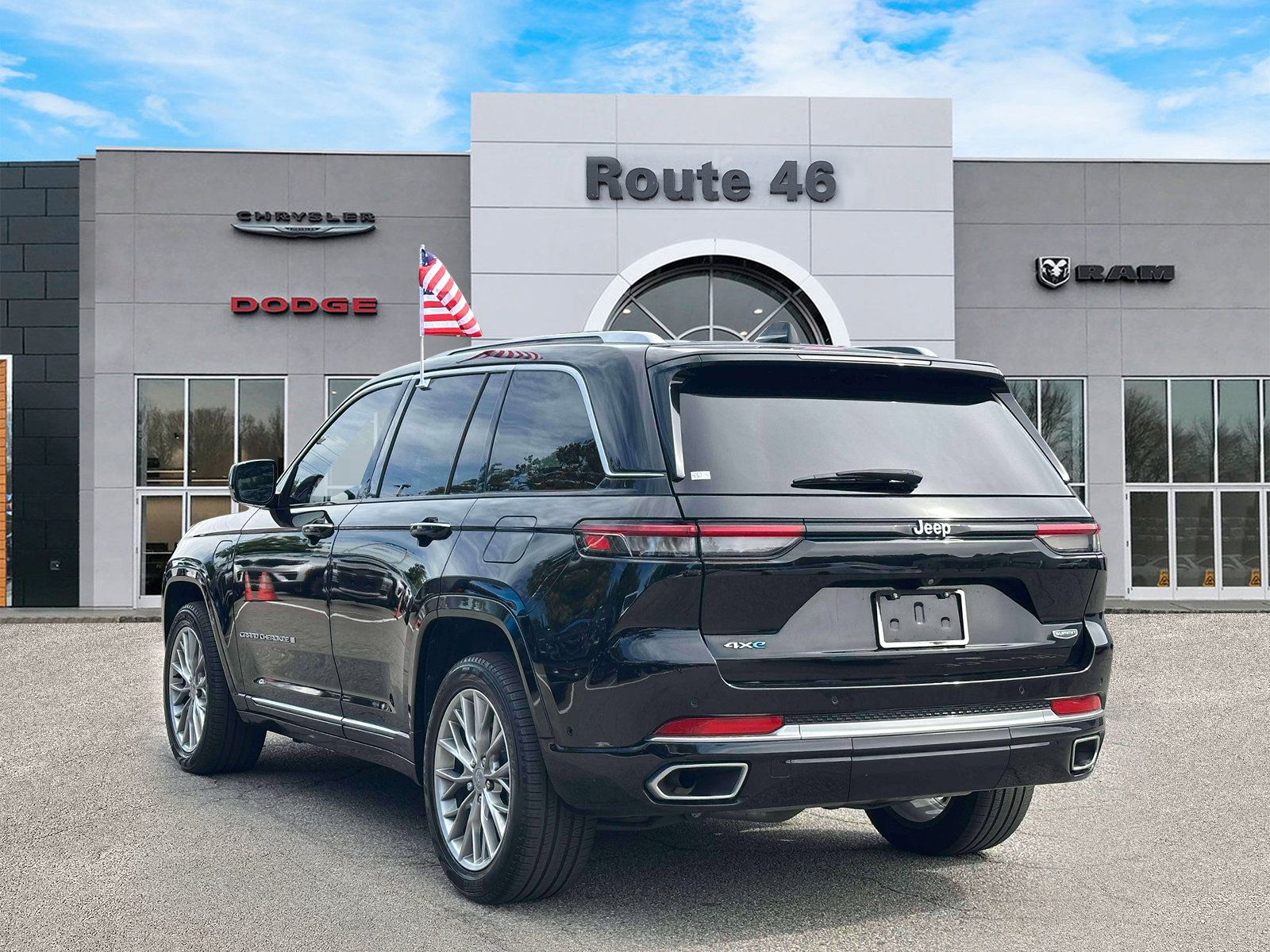 Used 2023 Jeep Grand Cherokee Summit w/ Luxury Tech Group V AWD/4WD image 4