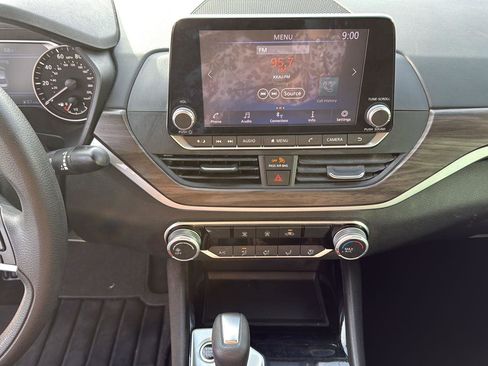 Used 2024 Nissan Altima 2.5 SV FWD image 4