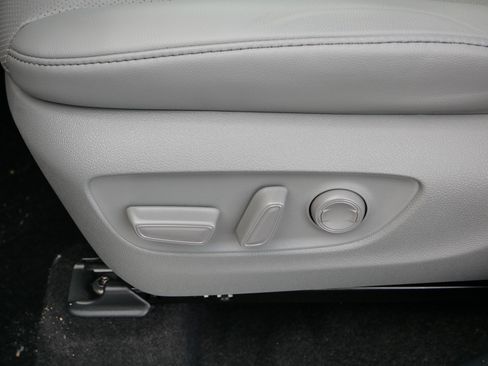 Used 2024 Toyota Highlander Limited image 19