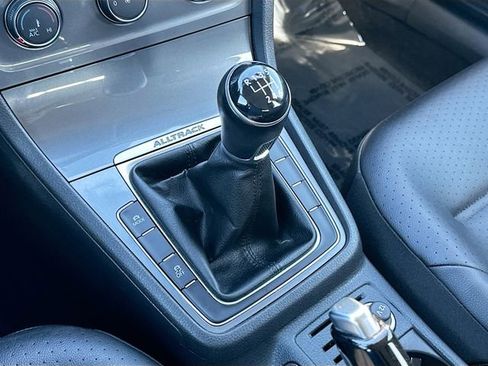 Used 2017 Volkswagen Golf Alltrack S image 16