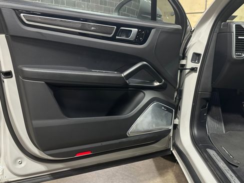 Used 2021 Porsche Cayenne Turbo S image 14