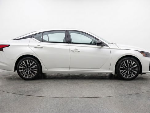 Used 2025 Nissan Altima 2.5 SV FWD image 11