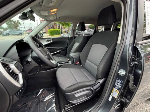 Used 2025 Kia Soul LX w/ LX Technology Package FWD image 35