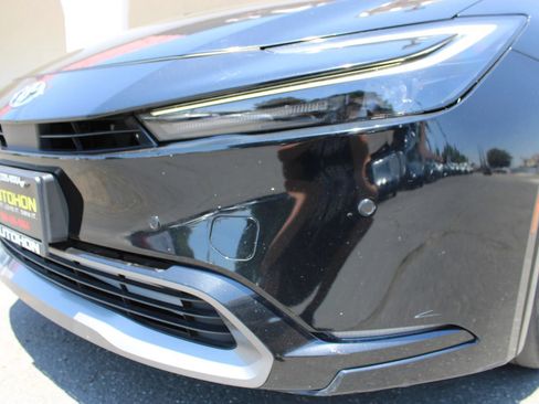 Used 2024 Toyota Prius XLE FWD image 4