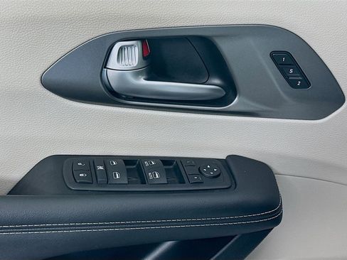 Used 2024 Chrysler Pacifica Touring-L image 17