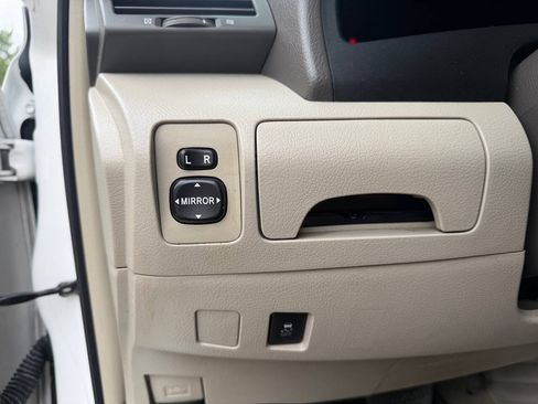 Used 2010 Toyota Camry SE FWD image 21