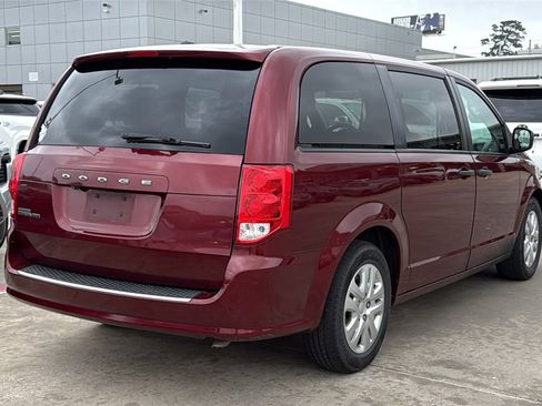 Used 2019 Dodge Grand Caravan SE image 3