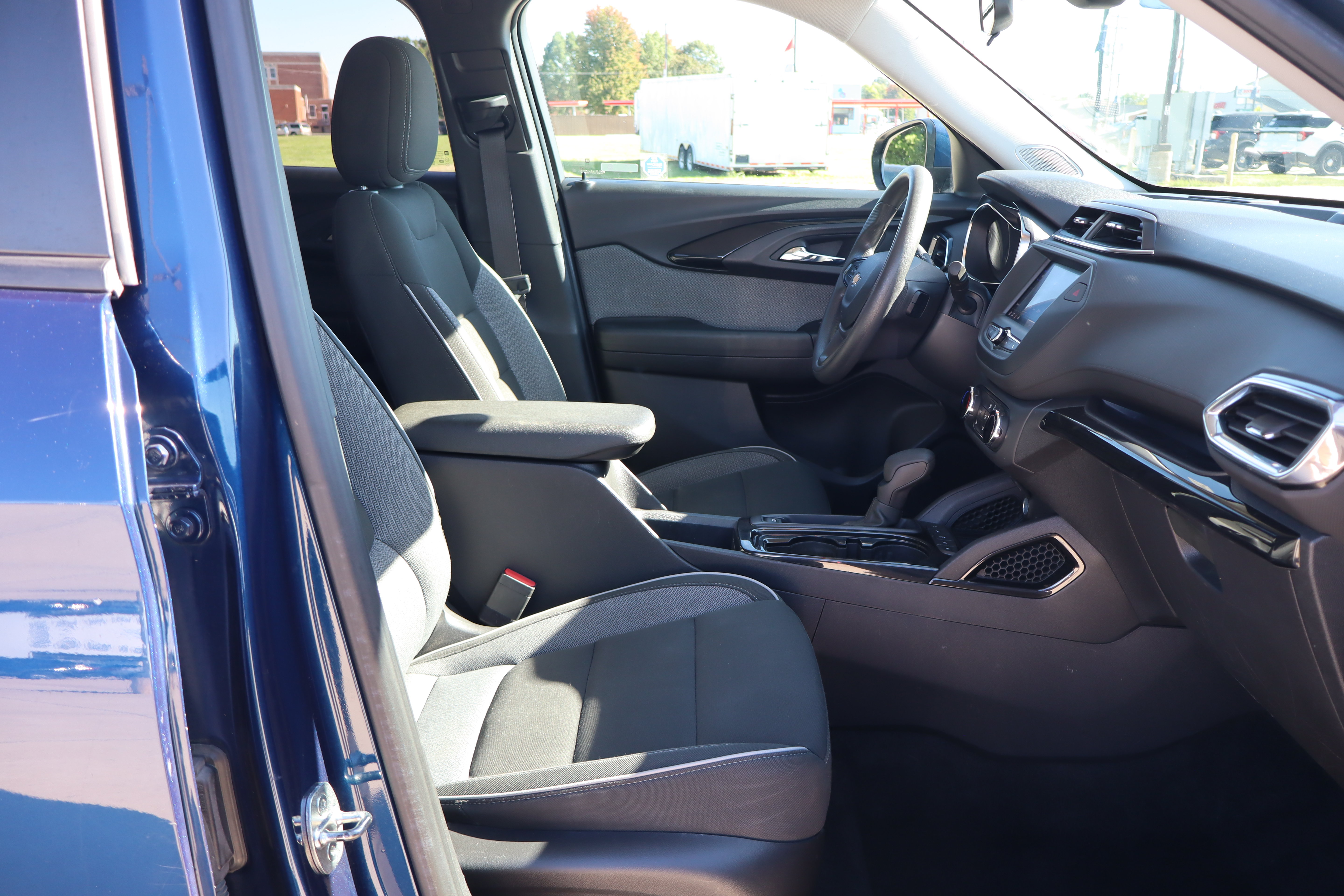 Used 2022 Chevrolet TrailBlazer LT w/ LPO, Blackout Package FWD image 12