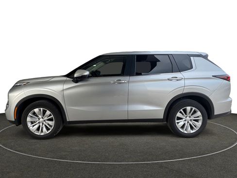 Used 2025 Mitsubishi Outlander ES image 2