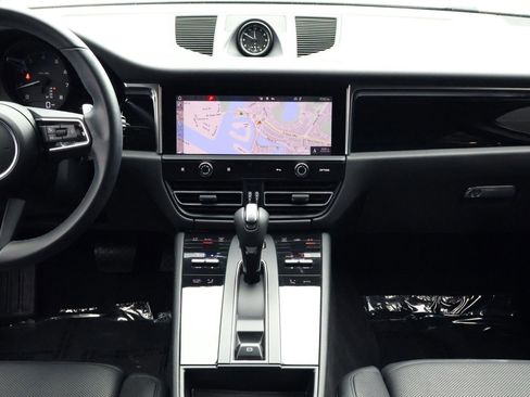 Certified 2022 Porsche Macan image 20